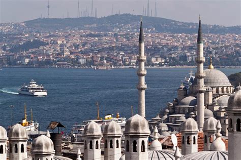  Istanbul, Istanbul: A City of Layers and Light - Unraveling Ephemeral Moments Through Photographic Tapestry